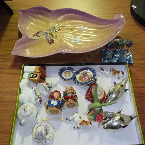 large leaf serving dish, tray of various ornaments etc