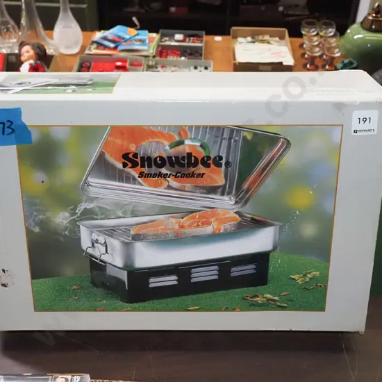 boxed as new Snownbee smoker/cooker