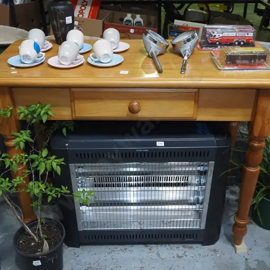 solid rimu turned leg hall table H-760 W-1000 D-450