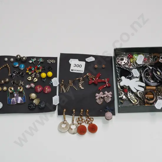 3x trays of costume jewellery