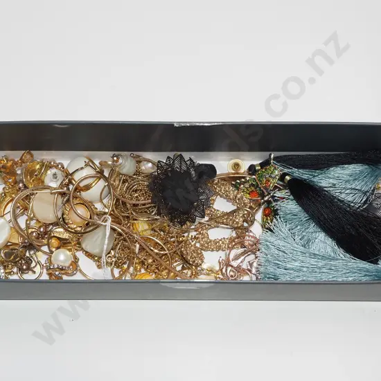 tray of costume jewellery