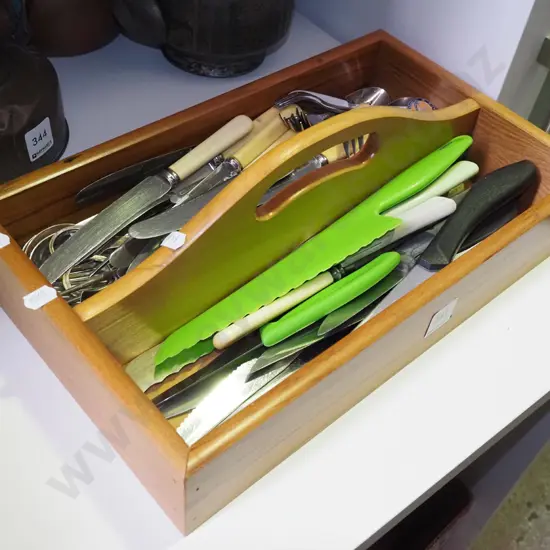 rimu cutlery tray and cutlery