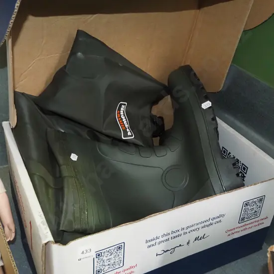 pair of as new Snowbee size 10 waders