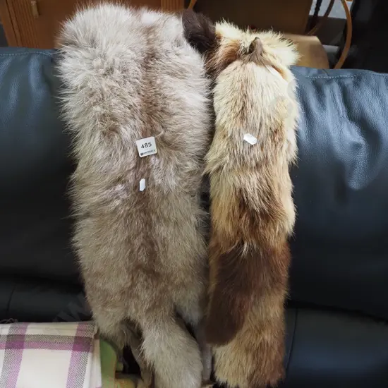 2x fur stoles
