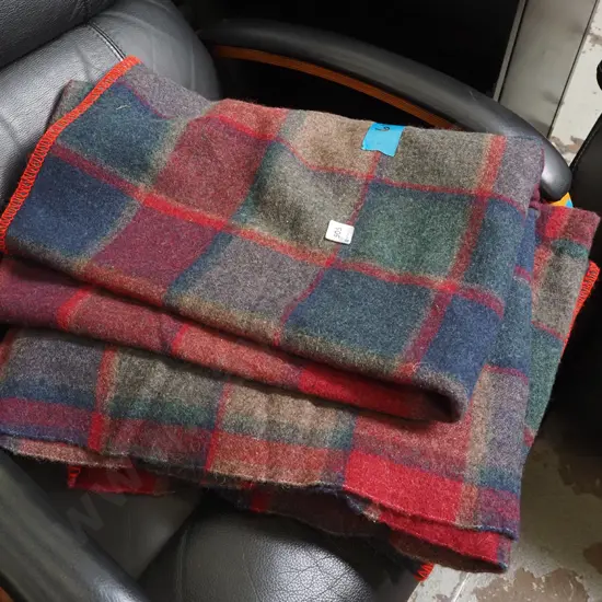 2x checked woollen blankets - very good condition