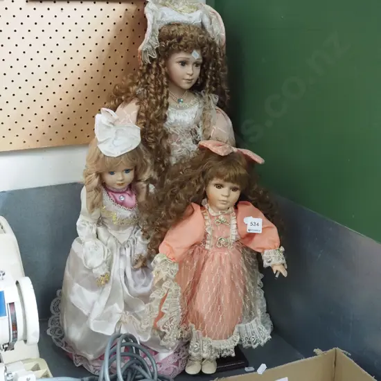 3x porcelain dolls