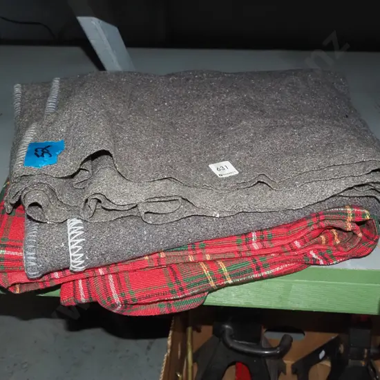 2x woollen blankets