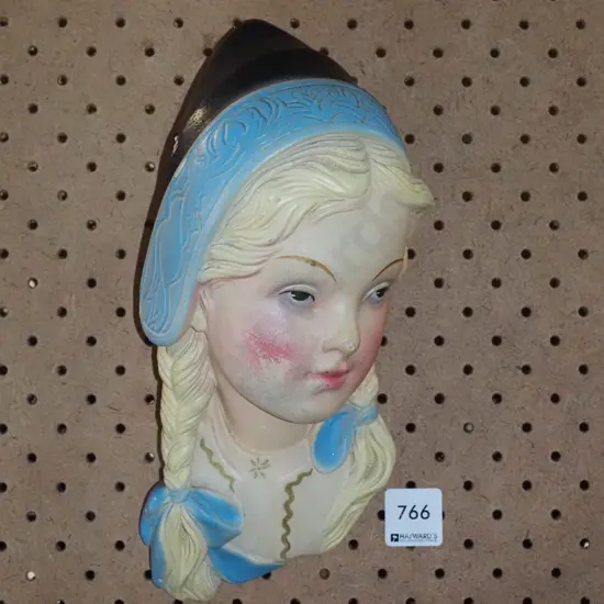 walll mounted 3D figurine - girl - chip to nose