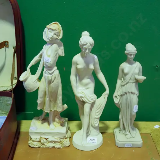 3x composite figurines H-310