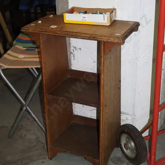 small oak bookcase H-690 W-460