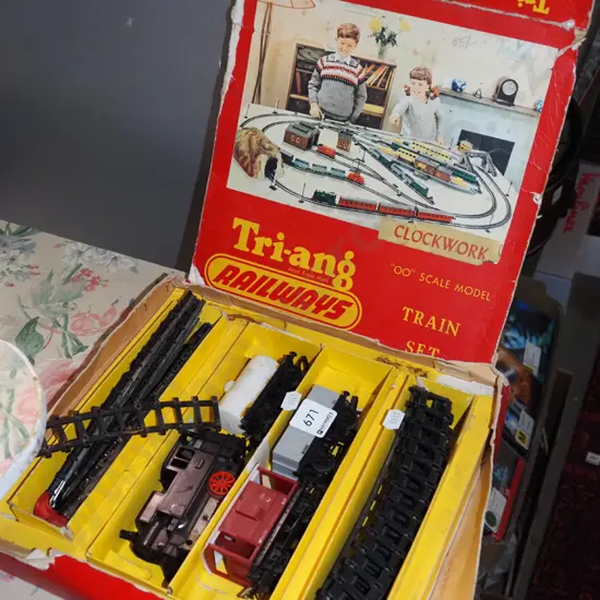 Triang 00 train and tracks