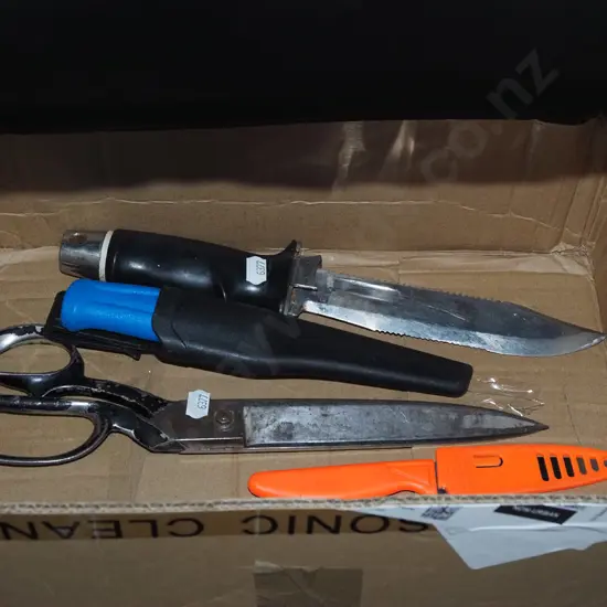 3x knives, large pair of scissors