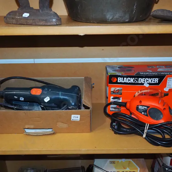 2x Black & Decker orbital sanders