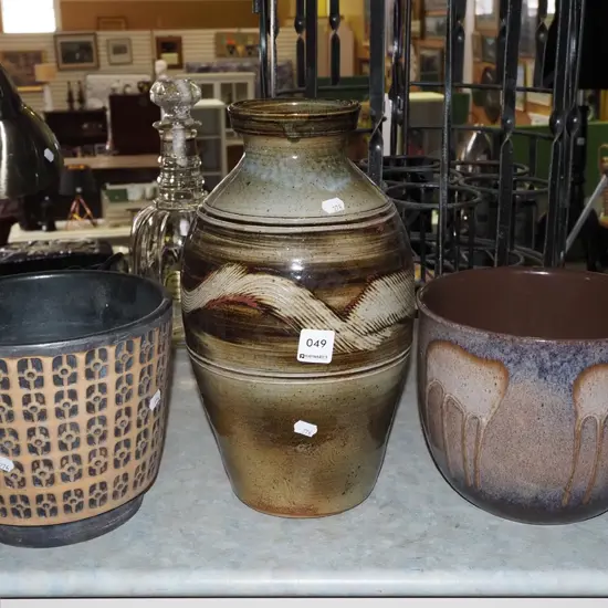 2x jardinieres, pottery vase H325