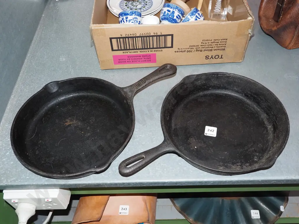 2x cast iron frying pans Image 1++