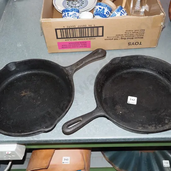2x cast iron frying pans