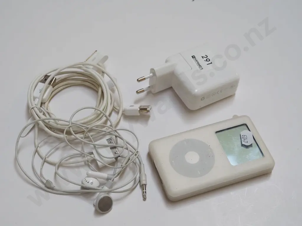 apple ipod, cords, head phones Image 1++