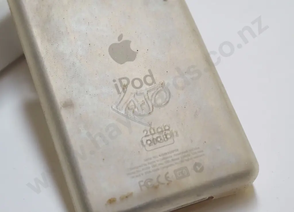 apple ipod, cords, head phones Image 1++