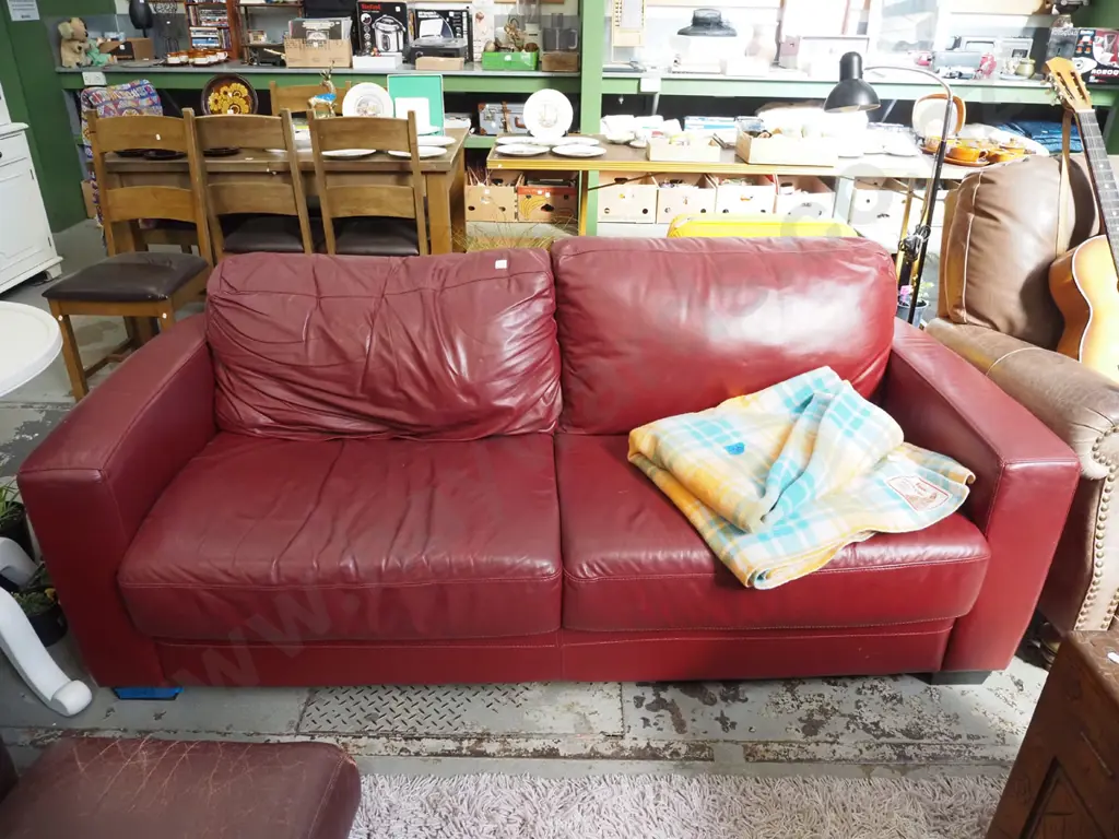 red leather 2 seater settee H820 W1940 D870 Image 1++