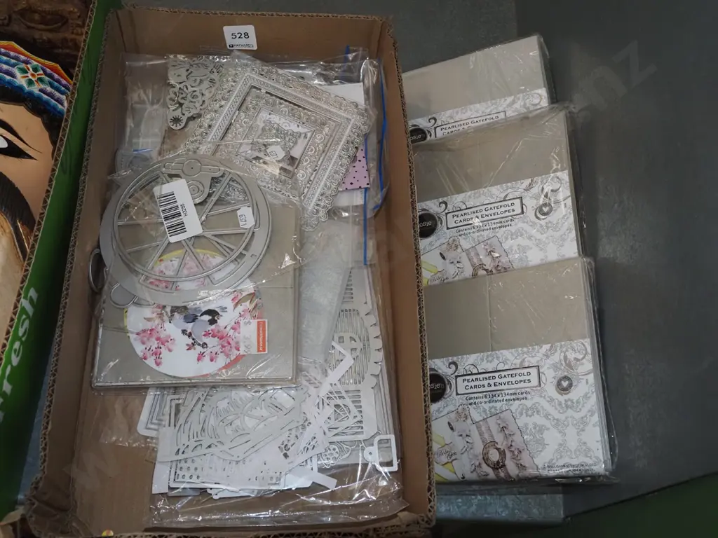 box; crafter's dies, envelopes Image 1++