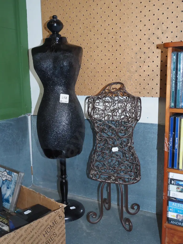 2x female torso jewellery stands H620 Image 1++