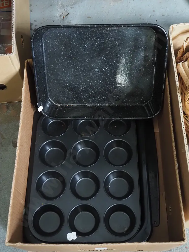 box; baking dishes, muffin tray etc Image 1++
