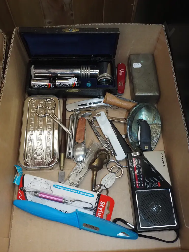 box; rolls razor, corkscrews, pocket knives etc Image 1++