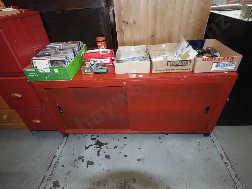 red painted wooden 2 sliding door cabinet H690 W1460 D475 Image 1++