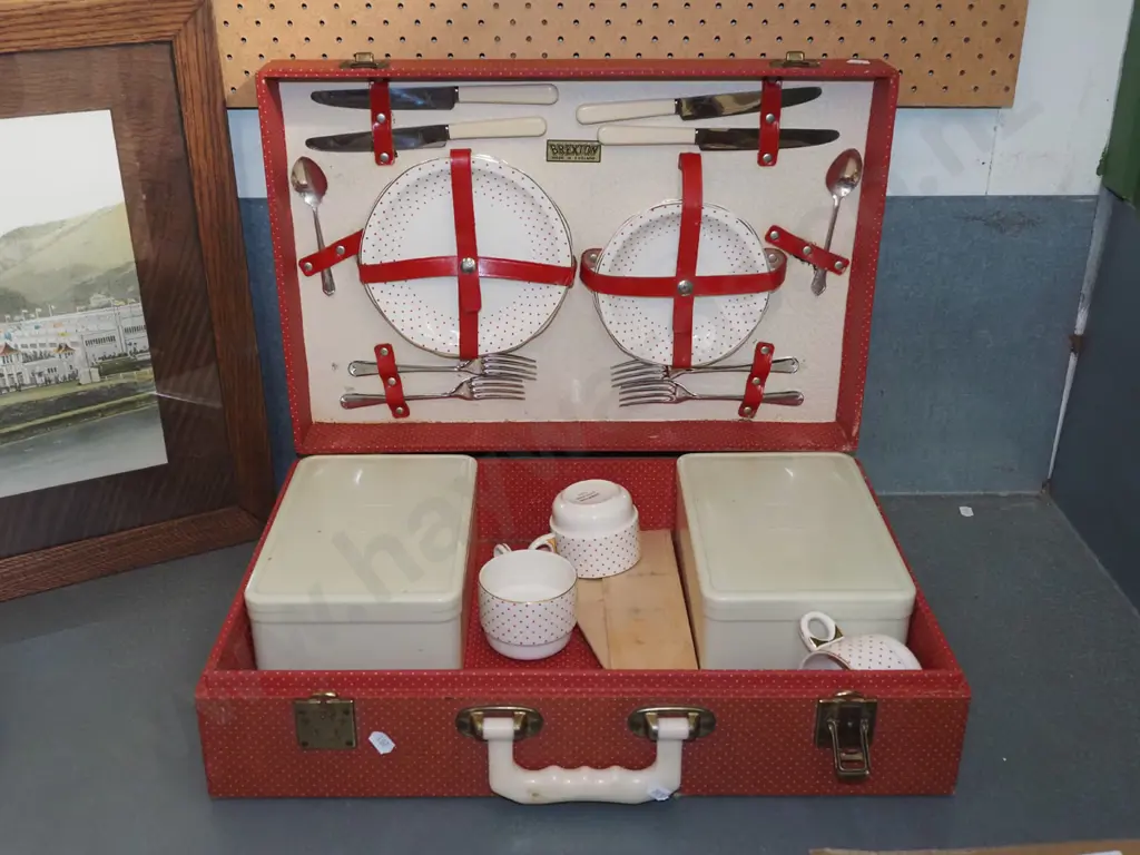 Brexton retro picnic set Image 1++