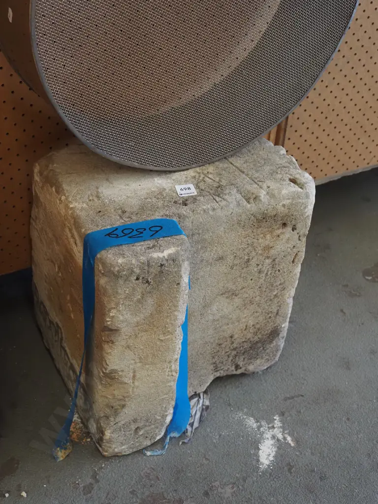 large piece of Oamaru stone H380 Image 1++