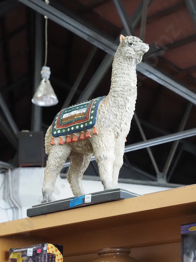 composite alpaca figurine H580 Image 1++