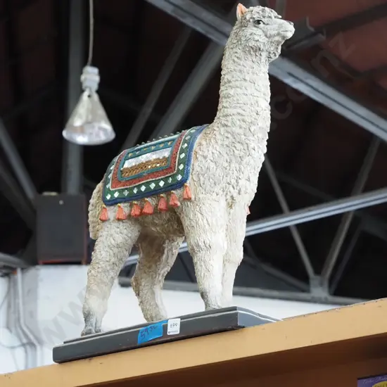 composite alpaca figurine H580