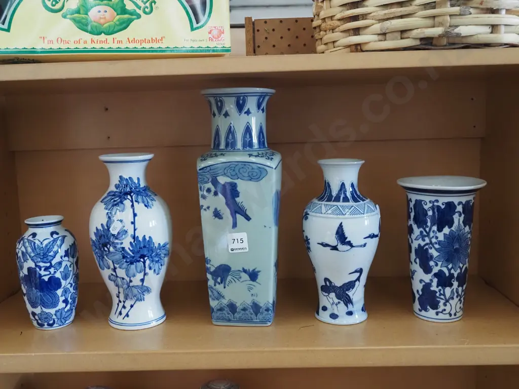5x blue and white vases H320 Image 1++