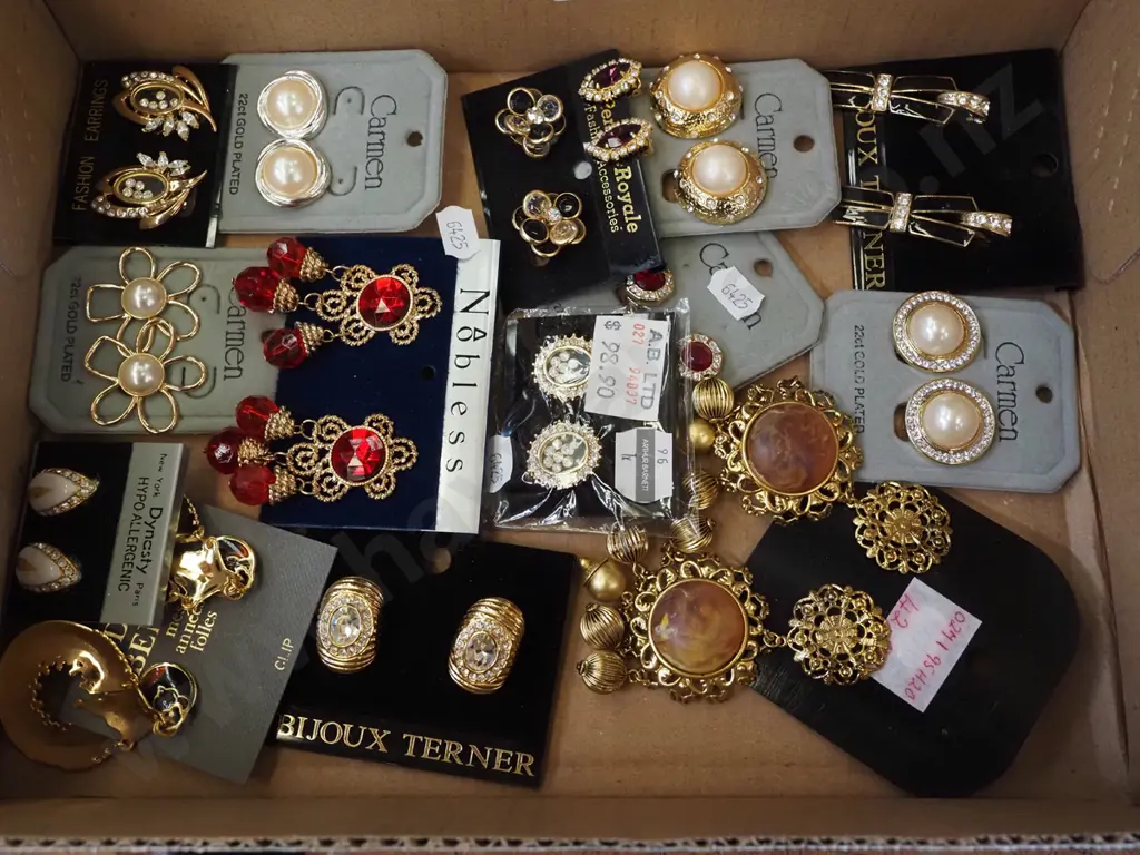 box of clip on earrings Image 1++