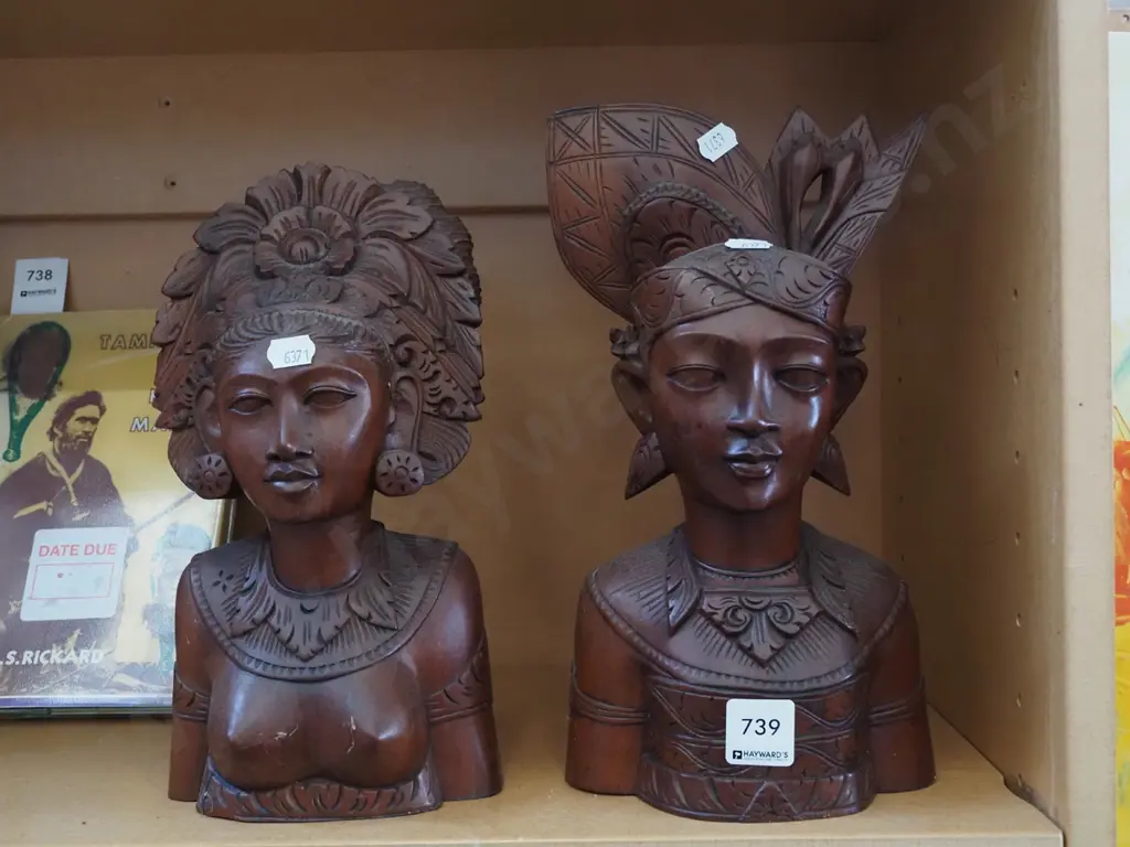 2x carved figurines Image 1++
