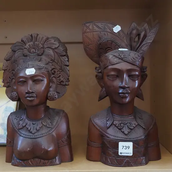 2x carved figurines