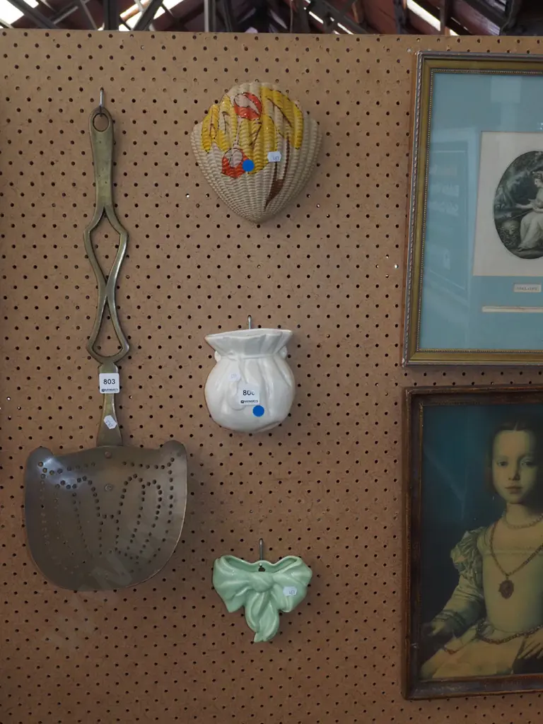 3x wall pocket vases- blue dots Image 1++