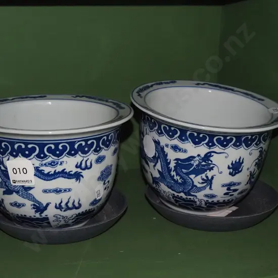 2x small  blue and white dragon themed planters H120