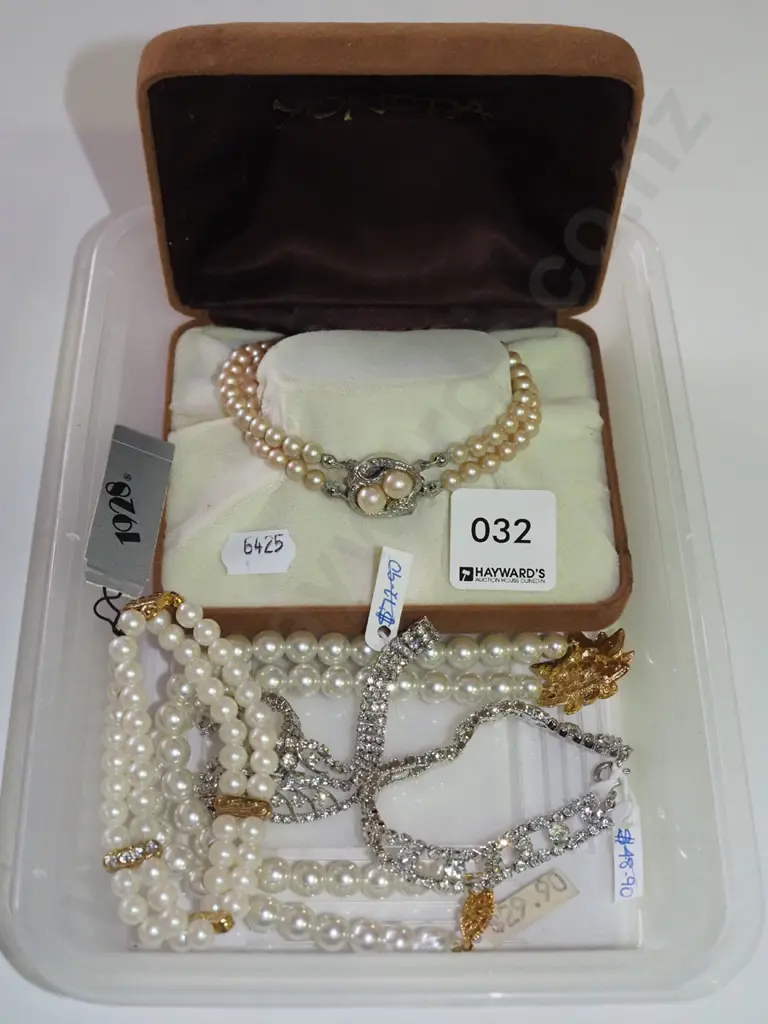 costume jewellery; necklaces, bracelet etc Image 1++