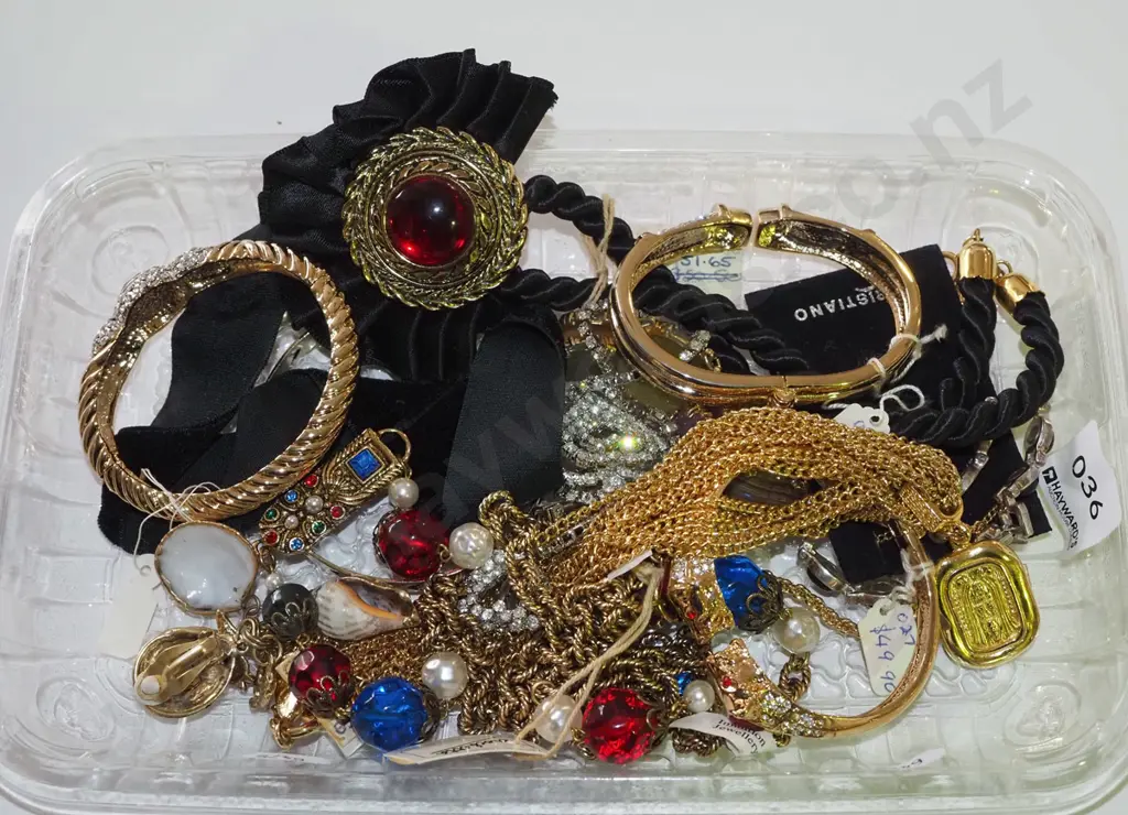 tray of costume jewellery Image 1++