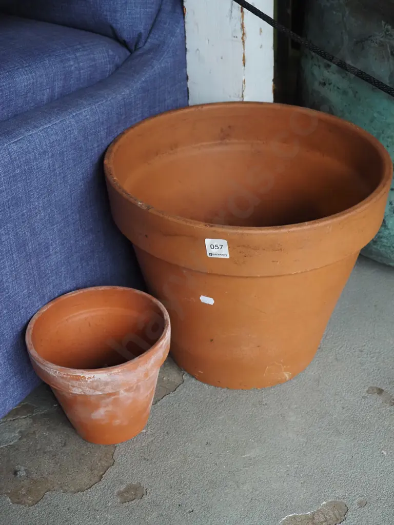 2x terracotta planters H300 Image 1++
