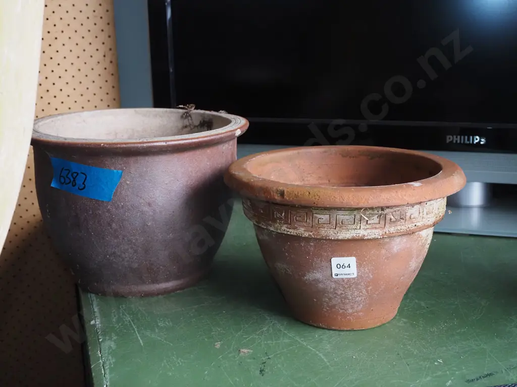 2x terracotta planters H210 Image 1++