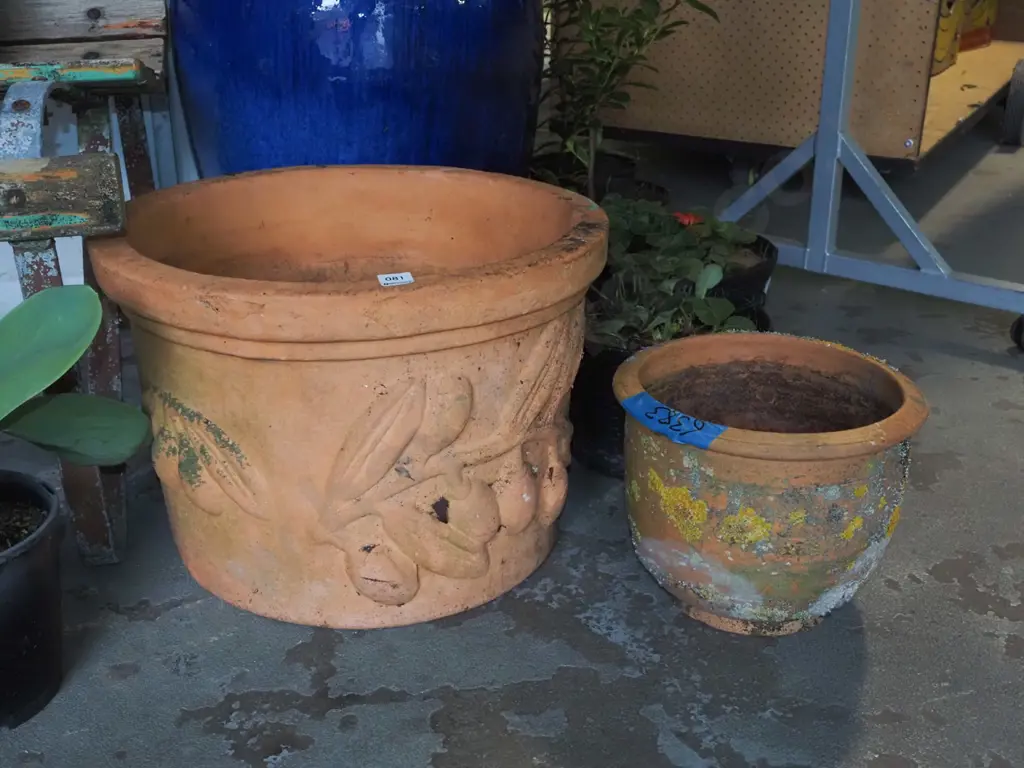 2x terracotta planters H310 Diam350 Image 1++