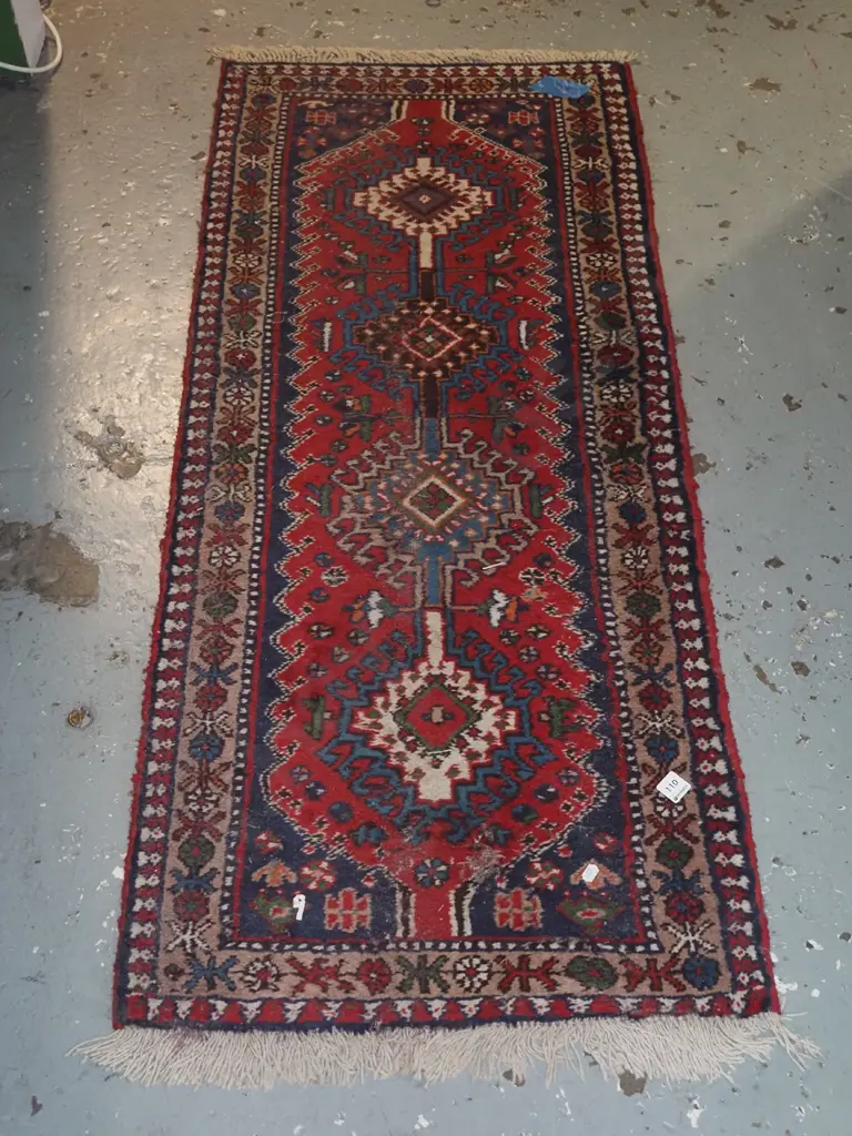 small red tufted floor mat - some wear and damge L1400 W590 Image 1++