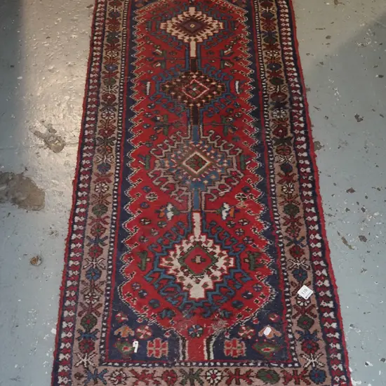 small red tufted floor mat - some wear and damge L1400 W590