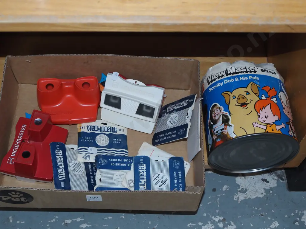 box; 3 Viewmasters and assorted reels Image 1++