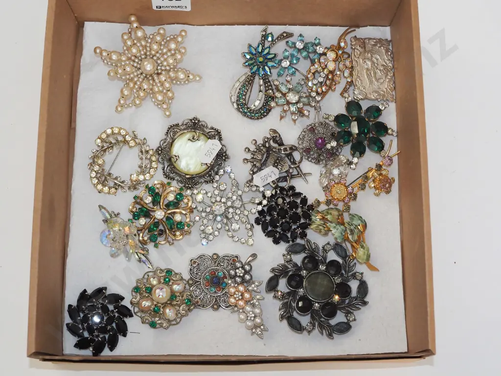 box of costume brooches Image 1++