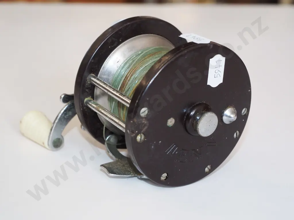 vintage Penn fishing reel Image 1++