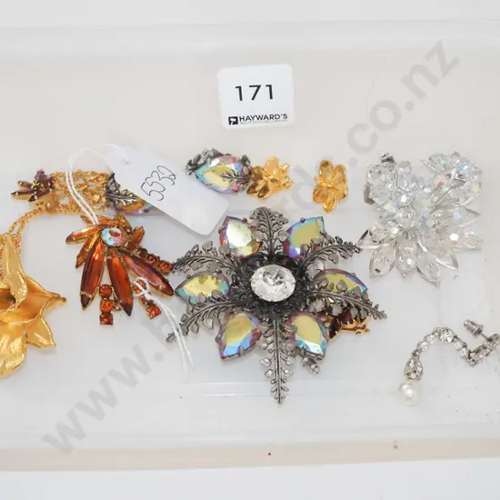 tin of costume jewelley brooches etc