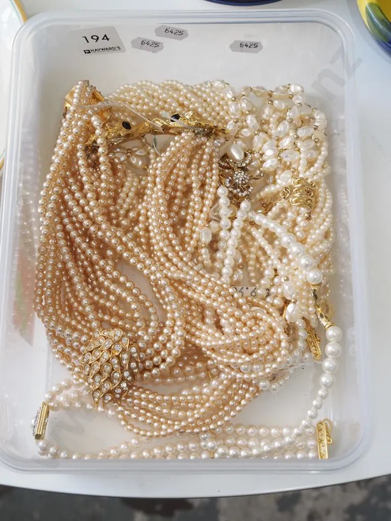 tray of costume necklaces  Image 1++